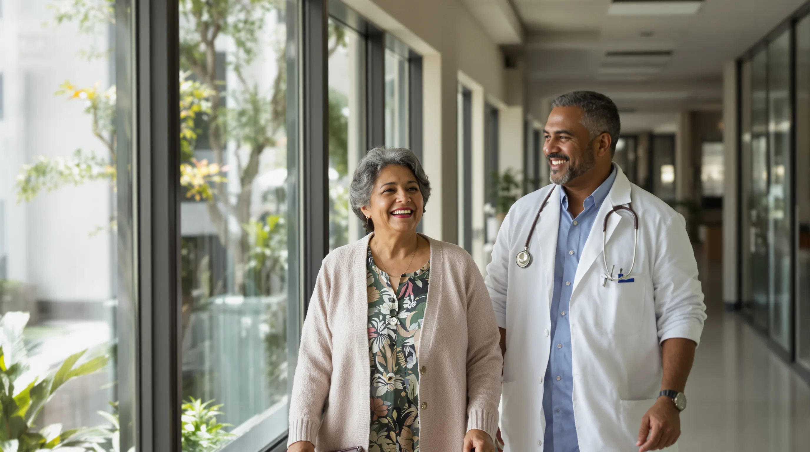 Neurólogo acompañando a una paciente mayor con Parkinson en la clínica de Neurocenter Monterrey